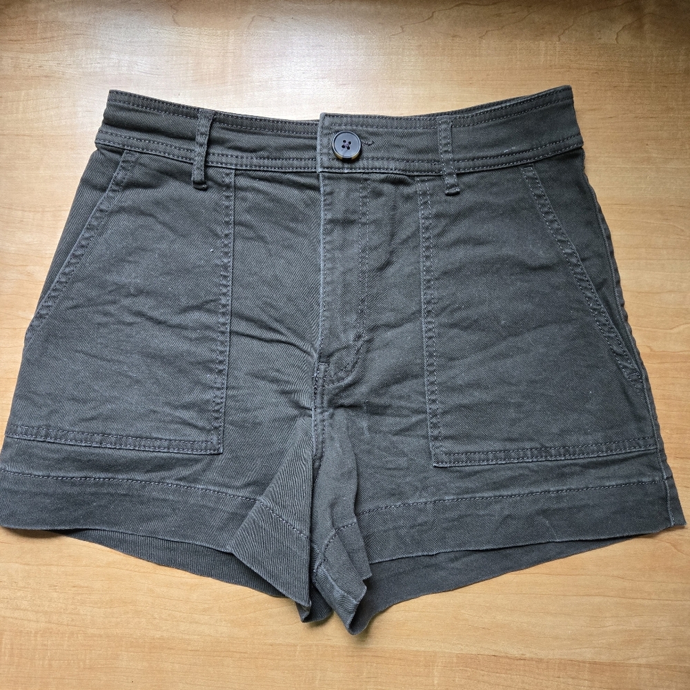 H&M Green High Waist Shorts, Tortoise Button, Square Pockets, Size 4